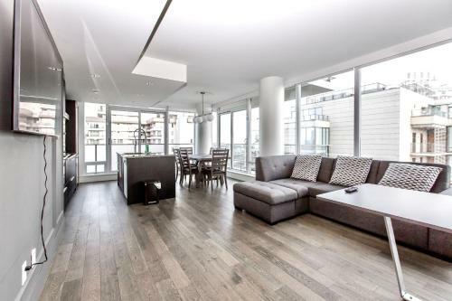 Luxe Downtown Condo With Stunning Views !!