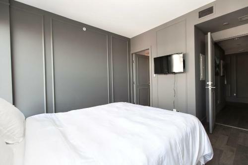 Luxe Downtown Condo With Stunning Views !!