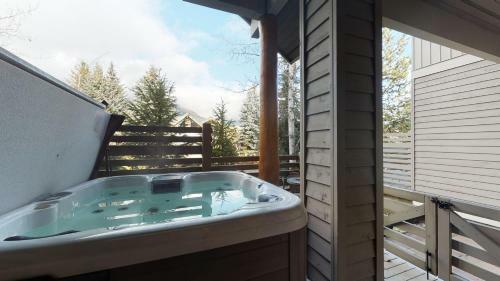Private Hot Tub In Prestigious Nicklaus North By Harmony Whistler