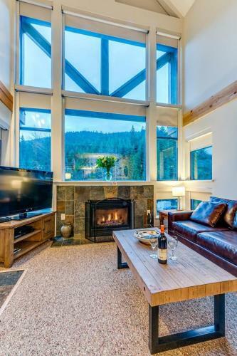 Greystone Lodge 413 - Largest