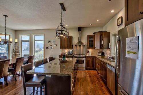 Peaks Retreat + Suite By Bear Country