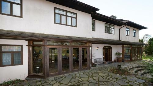 Deep Cove Estate With Pool