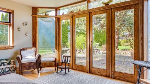 Deep Cove Estate With Pool
