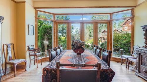 Deep Cove Estate With Pool