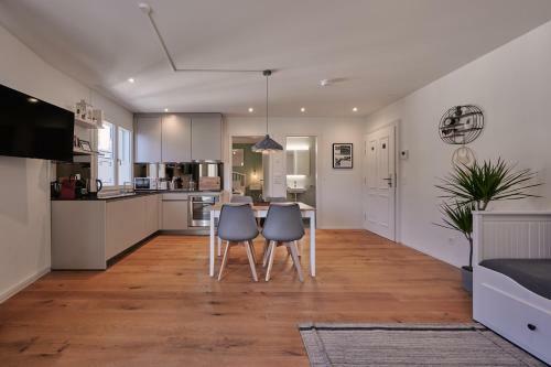 City Center Apartment With Mountain View