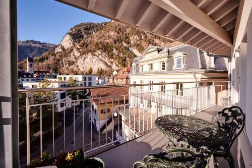 City Center Apartment With Mountain View