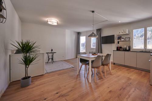 City Center Apartment With Mountain View