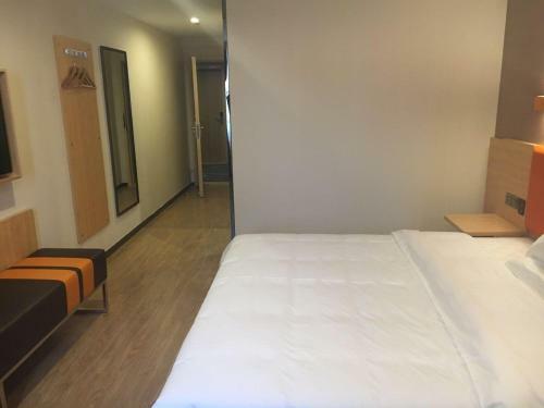 Hotel 7days Premium Chengdu East Railway Station Cade Square