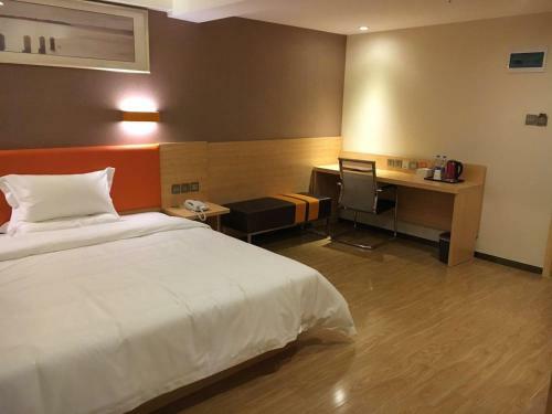 Hotel 7days Premium Chengdu East Railway Station Cade Square