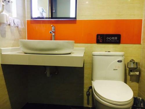 Hotel 7days Premium Chengdu East Railway Station Cade Square