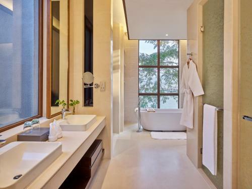 Hotel Lushan West Sea Resort, Curio Collection By Hilton