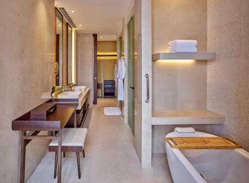 Hotel Lushan West Sea Resort, Curio Collection By Hilton