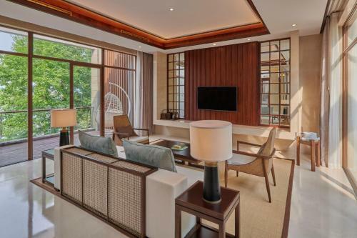 Hotel Lushan West Sea Resort, Curio Collection By Hilton