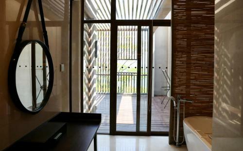 Hotel Lushan West Sea Resort, Curio Collection By Hilton