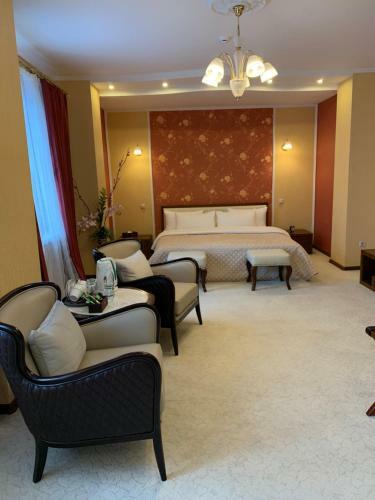 Tom Hotel