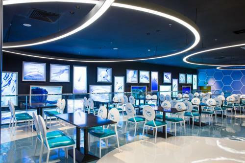 Hotel Big White Whale Ocean Exploration World