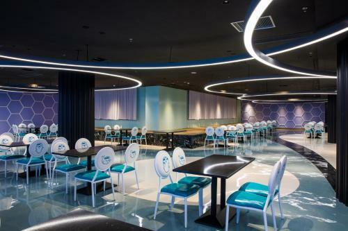 Hotel Big White Whale Ocean Exploration World