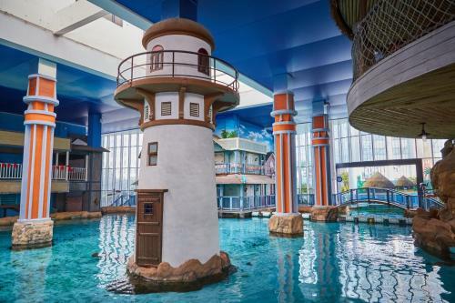 Hotel Big White Whale Ocean Exploration World