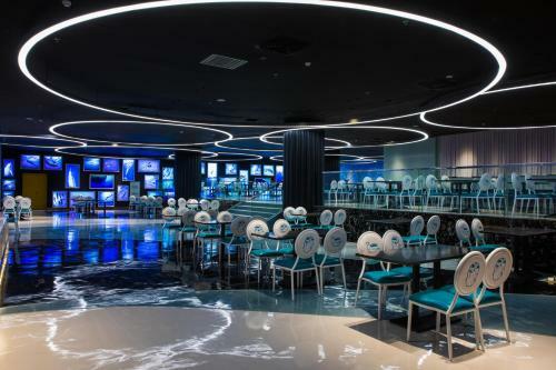 Hotel Big White Whale Ocean Exploration World