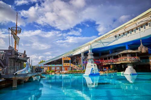 Hotel Big White Whale Ocean Exploration World