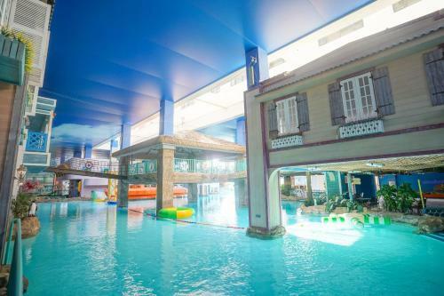 Hotel Big White Whale Ocean Exploration World