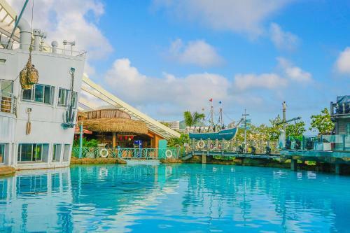 Hotel Big White Whale Ocean Exploration World