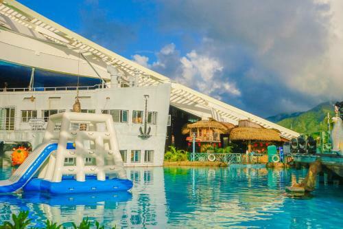 Hotel Big White Whale Ocean Exploration World