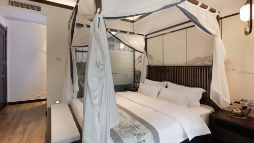 Floral Hotel Fengxue Yeguiren