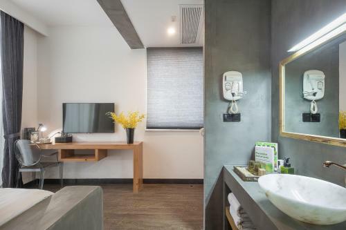 Wuzhen Shiguang Liusheng Gongyi Hotel