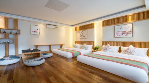 Floral Hotel � Silver Moon Dali