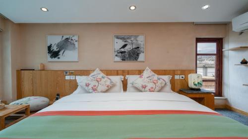 Floral Hotel � Silver Moon Dali