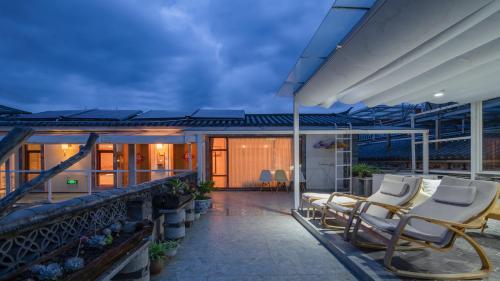 Floral Hotel � Silver Moon Dali