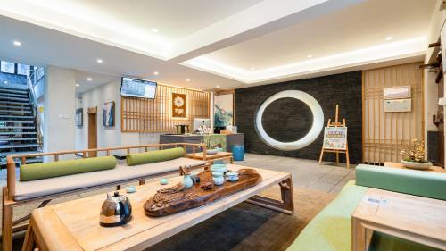 Floral Hotel � Silver Moon Dali