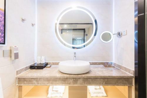Lavande Hotel Heyuan Wanlong City