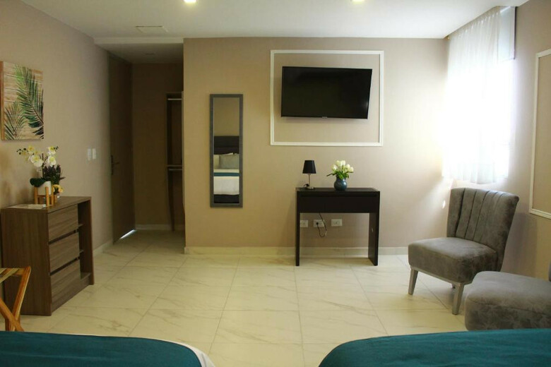 Hotel Or Suites