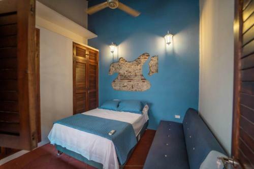 Villa Fascinating Casa Trinitarias In Walled City / Pool
