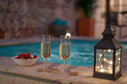 Villa Fascinating Casa Trinitarias In Walled City / Pool