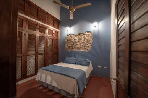 Villa Fascinating Casa Trinitarias In Walled City / Pool