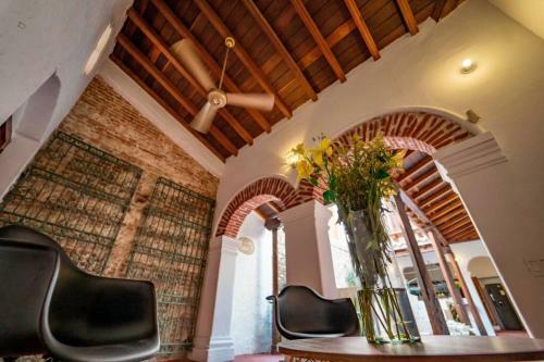 Villa Fascinating Casa Trinitarias In Walled City / Pool