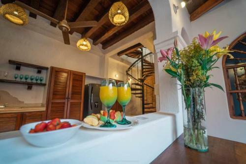 Villa Fascinating Casa Trinitarias In Walled City / Pool