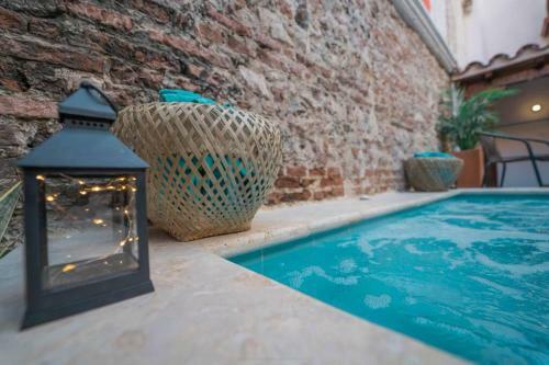 Villa Fascinating Casa Trinitarias In Walled City / Pool