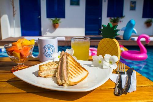 Casa Del Puerto Hostel & Suites