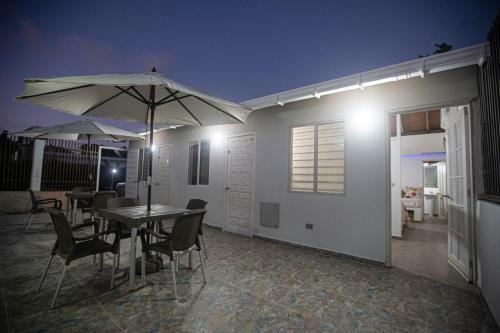 Hostal West House Rooms