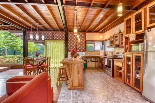 La Casa Del Mango, Ocean And Mountain Views & Pool
