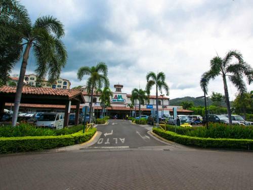 Apartamento Colorful Classy Modern Split Level Unit Near Beach In Coco With Pool