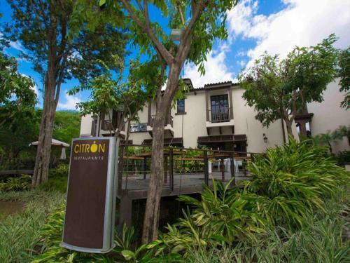 Apartamento Colorful Classy Modern Split Level Unit Near Beach In Coco With Pool