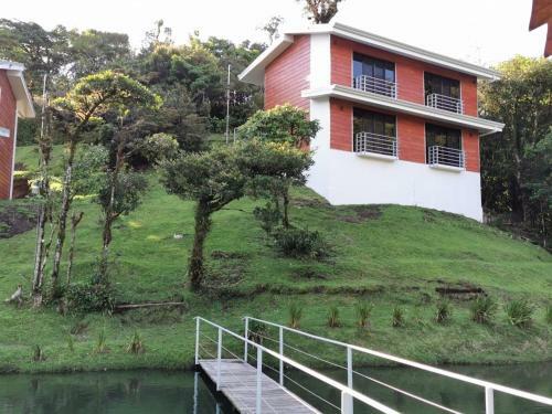 Posada Burbi Lake Lodge Monteverde