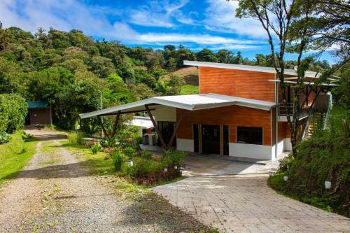 Posada Burbi Lake Lodge Monteverde