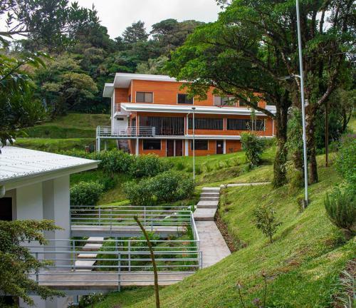 Posada Burbi Lake Lodge Monteverde