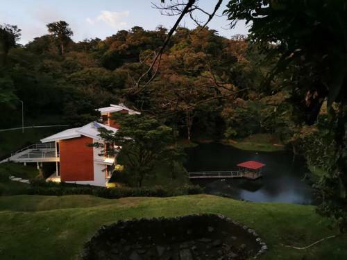 Posada Burbi Lake Lodge Monteverde